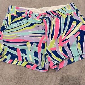 Lilly Pulitzer Callahan 5in inseam 
Size 8